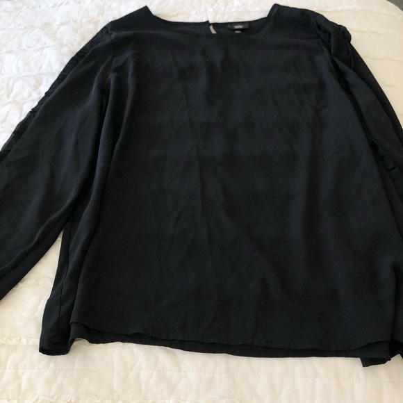 black blouse - Picture 1 of 3